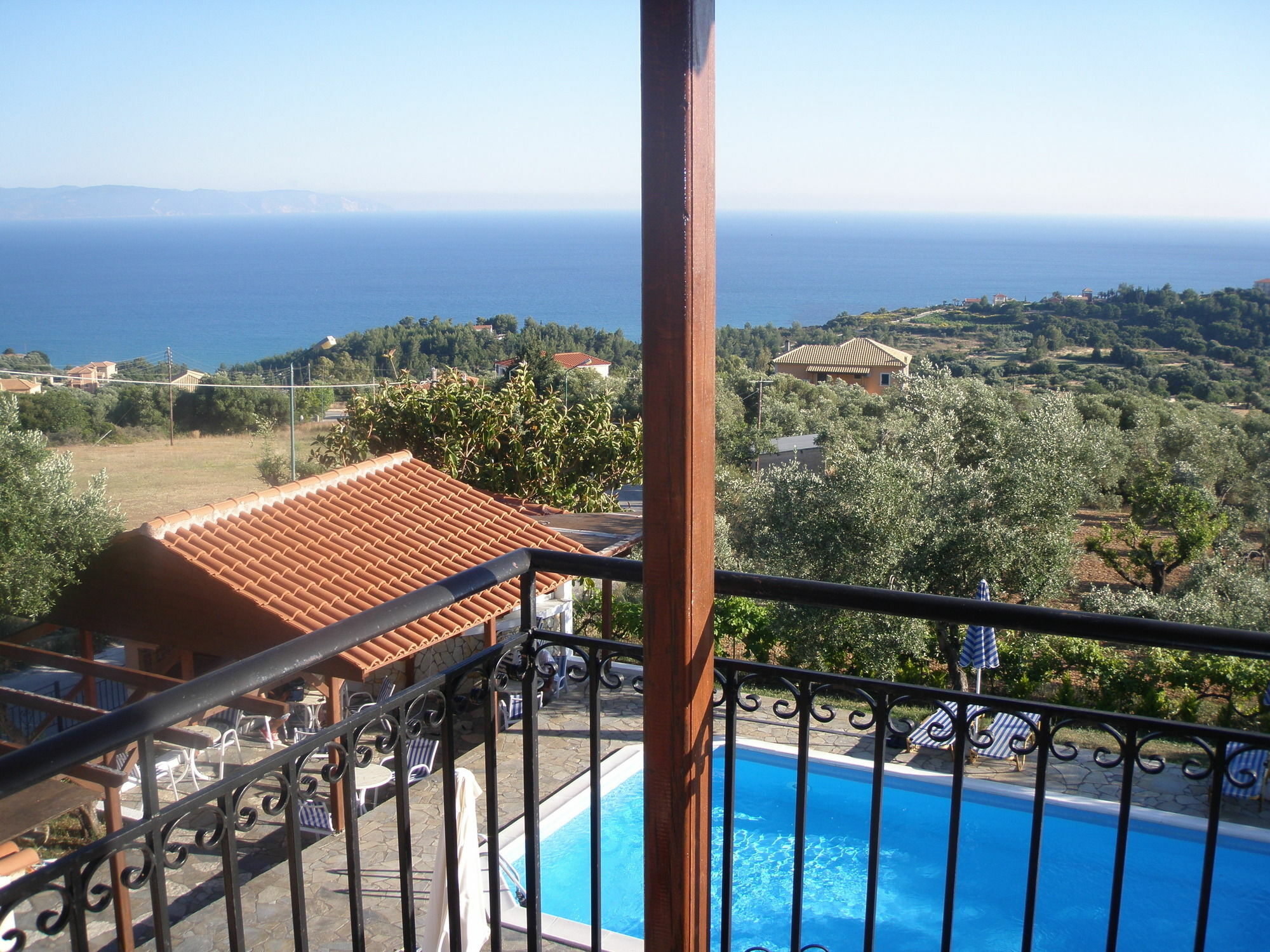 Manolia Daire Trapezaki (Kefalonia)